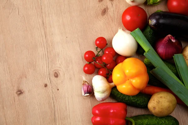 Composición con surtido de verduras orgánicas crudas mesa de madera — Foto de Stock