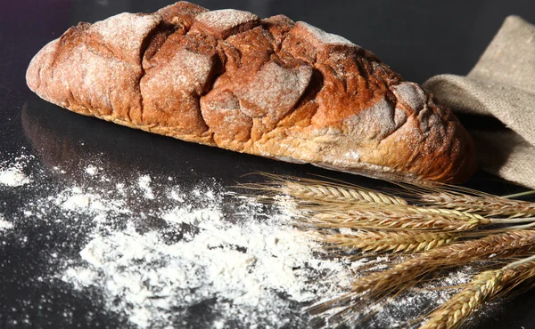 Pan y orejas están en la mesa vieja — Foto de Stock