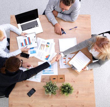 Tablo sallayarak, iş toplantısı akdi eller