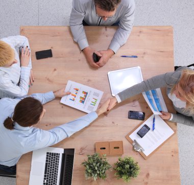 Tablo sallayarak, iş toplantısı akdi eller