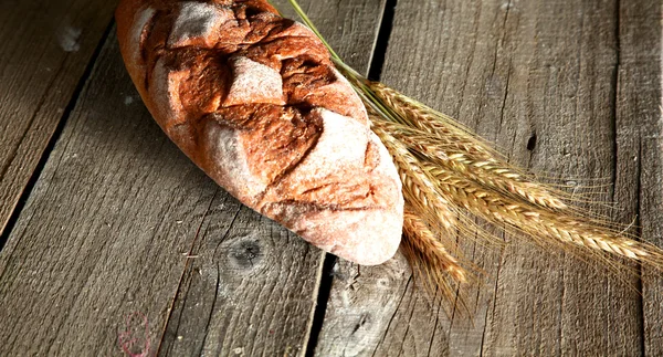 Brood en oren zijn op de oude tabel — Stockfoto