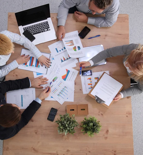 Reunión de negocios en la mesa estrechando las manos Celebración del contrato — Foto de Stock