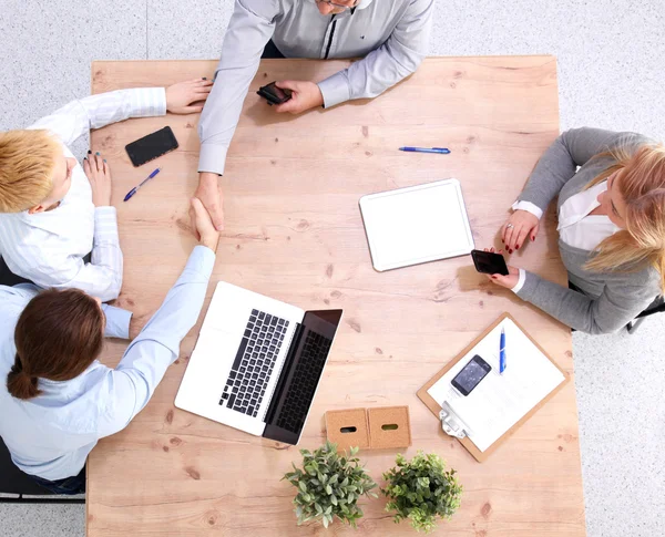 Reunión de negocios en la mesa estrechando las manos Celebración del contrato — Foto de Stock