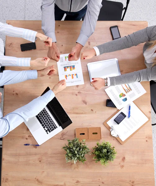 Reunión de negocios en la mesa estrechando las manos Celebración del contrato — Foto de Stock