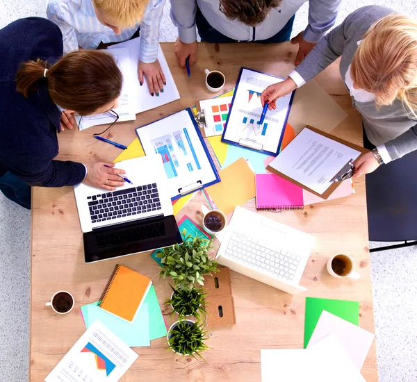 Riunione di lavoro a tavola stringendo la mano conclusione del contratto — Foto Stock