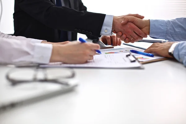 Reunião de negócios à mesa apertando as mãos conclusão do contrato — Fotografia de Stock