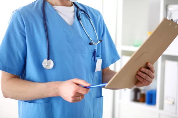 Retrato de primer plano de un médico con carpeta de retención de estetoscopio — Foto de Stock