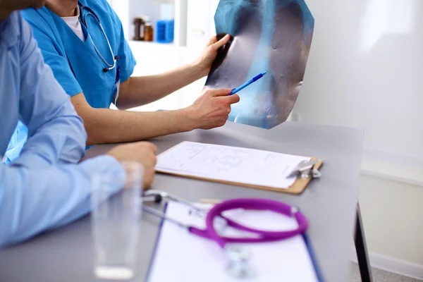 Läkare med stetoskop på patienter erkännanden vid bordet — Stockfoto
