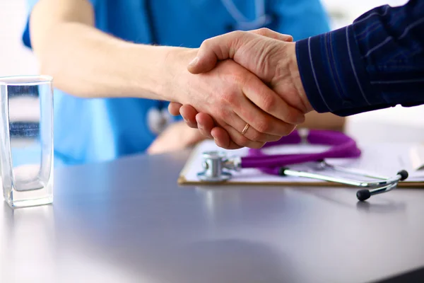 Medico con stetoscopio sull'ammissione dei pazienti a tavola — Foto Stock