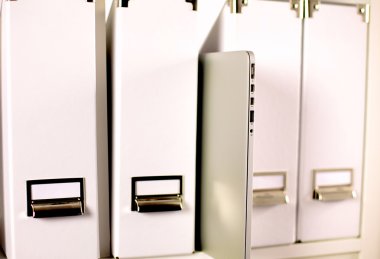 Dosya klasörleri, arka planda raflarda duran