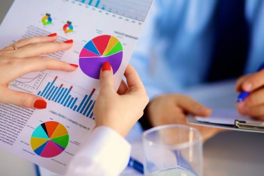Tablo ofiste iş toplantısı