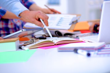 Tablo ofiste iş toplantısı