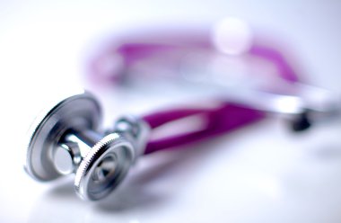 Beyaz arkaplanda tıbbi steteskop