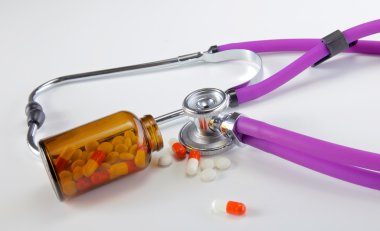 Beyaz arkaplanda tıbbi steteskop