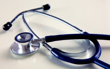 Beyaz arkaplanda tıbbi steteskop