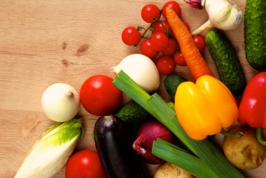 Çeşitli ham organik sebze ahşap masa ile kompozisyon