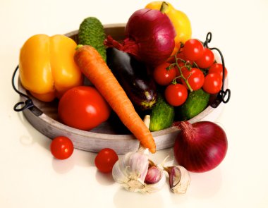 Çiftlik sebze yemek pişirmek için bekleyen ahşap bir masa üzerinde yalan