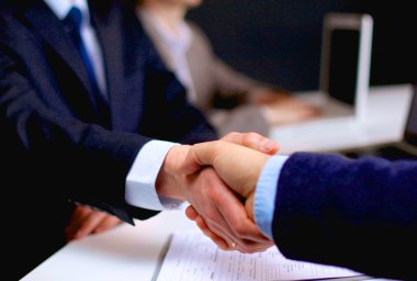 İş adamları el sıkışıyor, toplantıyı bitiriyor.