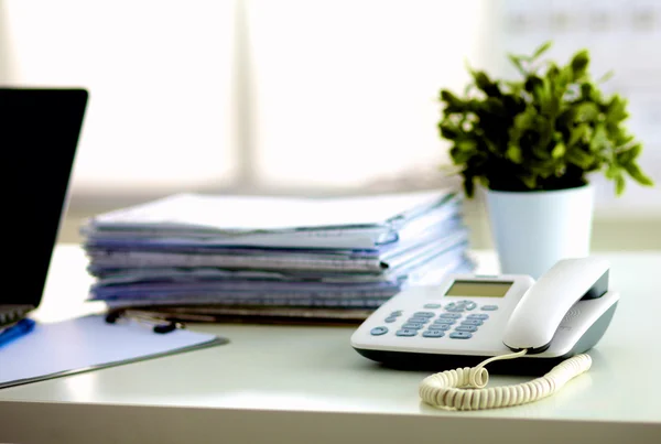 Büroschreibtisch ein Stapel Computerpapier meldet Arbeitsformulare — Stockfoto