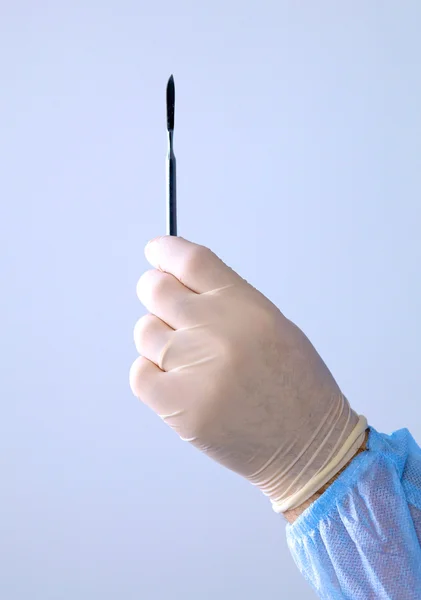 Chirurg człowiek posiada skalpelem na sali operacyjnej — Zdjęcie stockowe