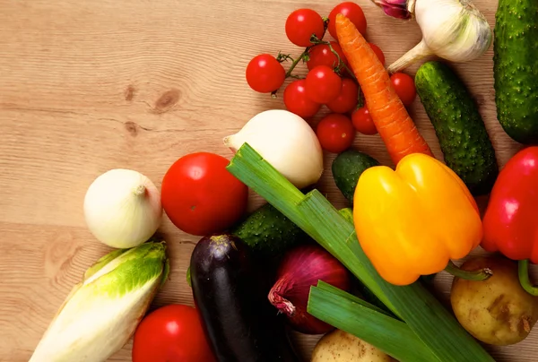 Çeşitli ham organik sebze ahşap masa ile kompozisyon