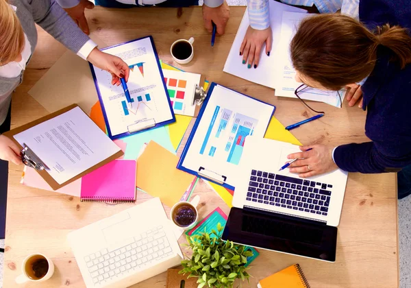 Tablo sallayarak, iş toplantısı akdi eller