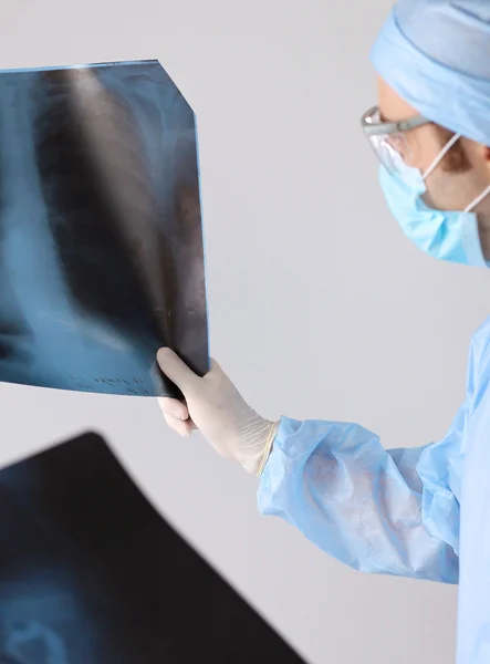 Chirurgo pronto all'operazione, radiografia. — Foto Stock
