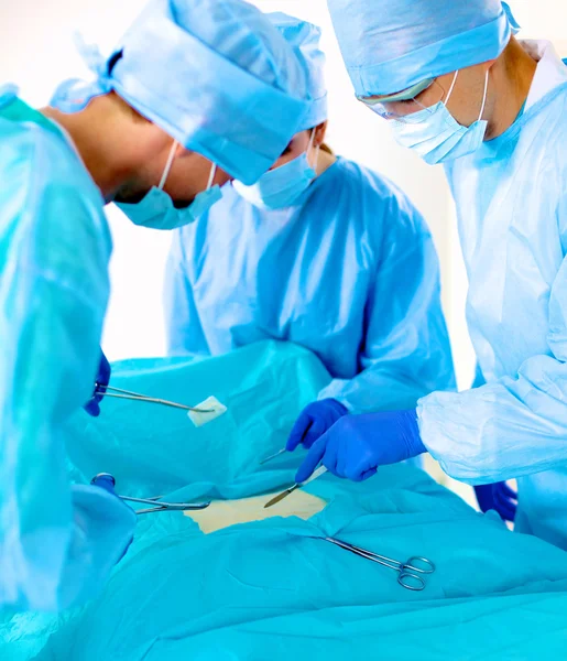 Χειρουργός ομάδας στην εργασία στο χειρουργείο — Φωτογραφία Αρχείου