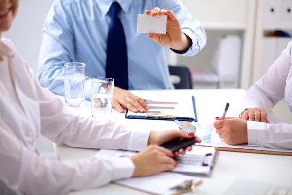 Groep van mensen uit het bedrijfsleven samen te werken op witte achtergrond — Stockfoto