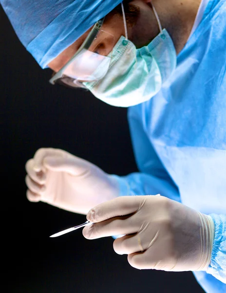 Chirurg hält Skalpell im Operationssaal — Stockfoto