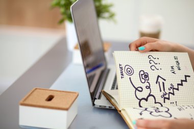 genç kız bir dizüstü bilgisayar ile Tablo Tasarımcısı