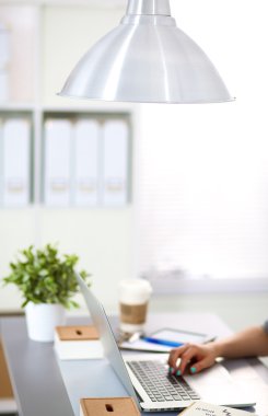 genç kız bir dizüstü bilgisayar ile Tablo Tasarımcısı