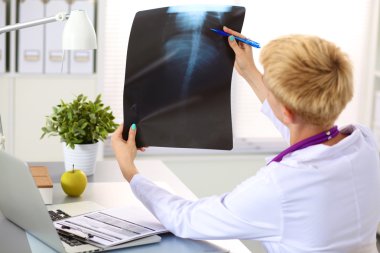 Doğru bir göğüs kafesi x-ışını inceleyerek kendine güvenen kadın doktor