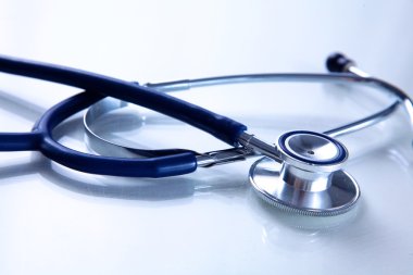 yansıma ve mavi renk tonu ile güzel stetoskop