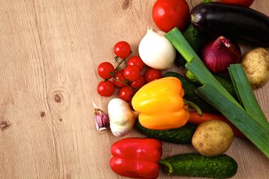 Rustik ahşap bir masa üzerinde organik sebze yığını