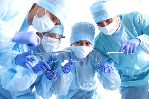 手術室での作業で外科医のチーム — ストック写真