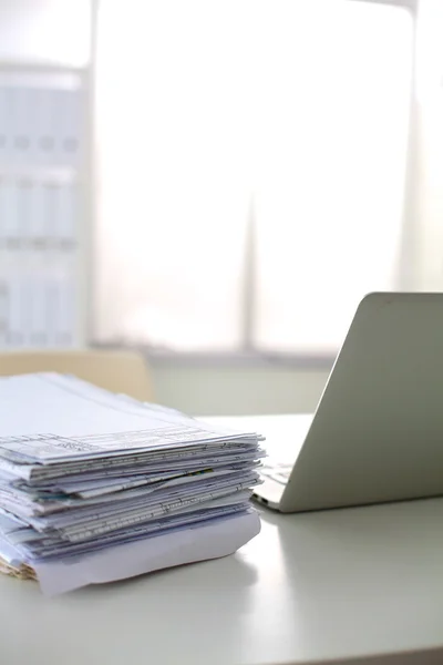 Лист бумаги на столе. Лист бумаги. Бумаги на столе. Разбросанная бумага. Лист бумаги.