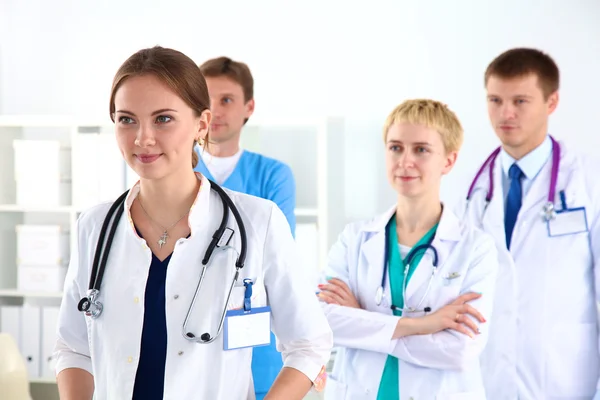 Une équipe de jeunes médecins au bureau — Photo