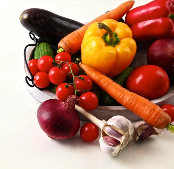 Rustik ahşap bir masa üzerinde organik sebze yığını