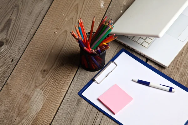 Cuaderno y portátil en escritorio de madera viejo —  Fotos de Stock