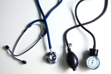 yalıtılmış zemin üzerine antika kitap yığını