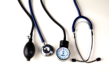 yalıtılmış zemin üzerine antika kitap yığını