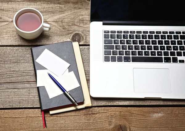 Vintage tabloda çay, dizüstü bilgisayar ve kartvizit