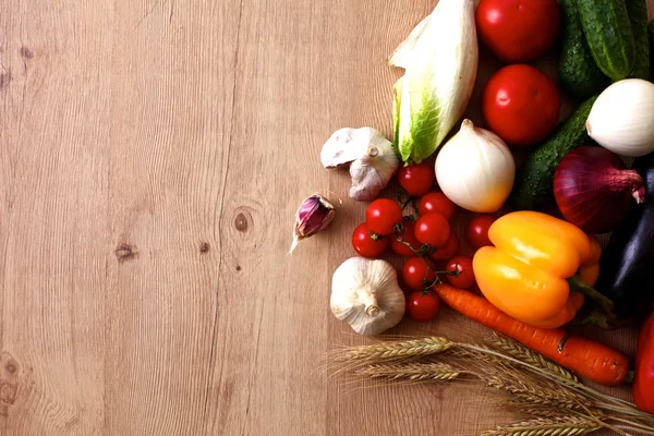 Pile de légumes bio sur une table rustique en bois — Photo