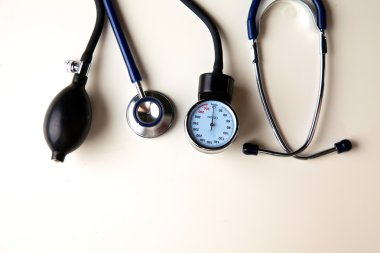 yalıtılmış zemin üzerine antika kitap yığını