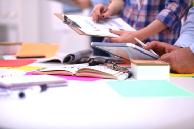 Close-Up üç genç yaratıcı tasarımcılar birlikte proje üzerinde çalışıyor. Takım çalışması.