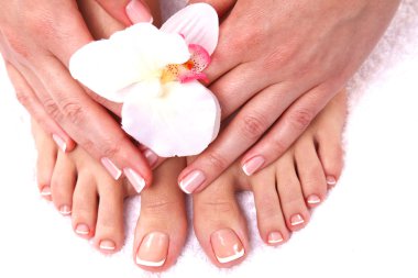 Pedikür yaptıran bir kadının kaplıca salonundaki yakın plan fotoğrafı.