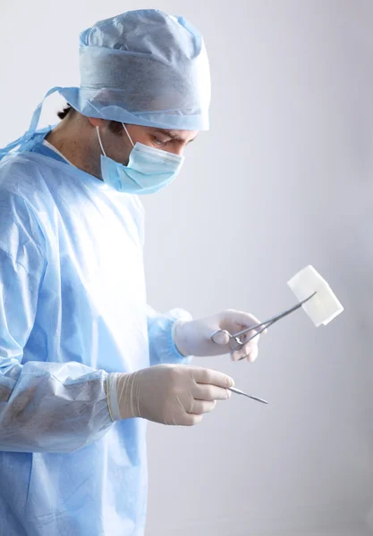 Chirurg w jednolite szczegół gotowy do kroku — Zdjęcie stockowe