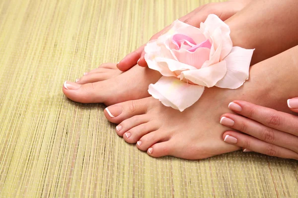 Nahaufnahme Foto einer weiblichen Füße im Wellness-Salon auf Pediküre-Verfahren — Stockfoto