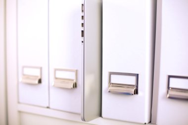 Birçok kağıtları düzenli bir dosyada düzenlenmiş raflar. Ve bazıları hala masada